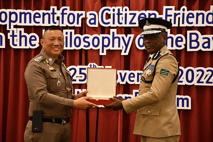 Sharing of souvenir between Tanzania Chief of Police Force and Chief of Police Force of the Royal Thai Police.